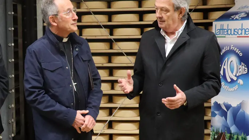 Il vescovo Renato Marangoni in visita allo stabilimento Lattebusche