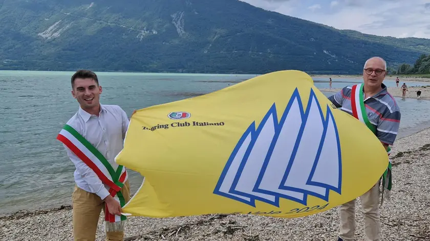 Gli assessori Marco Dall'O' e Roberto Dal Paos mostrano le 5 vele per i loro laghi