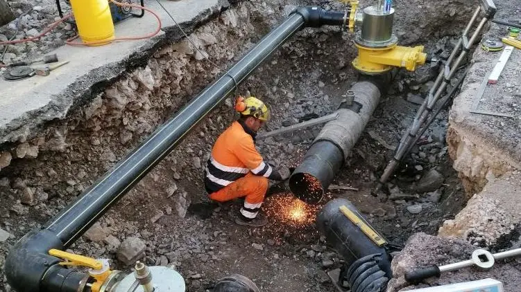 Un tecnico al lavoro su una condotta del gas