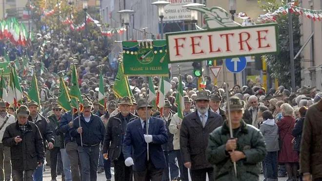 GRUPPO DI FELTRE ADUNATA TRIVENETA DEGLI ALPINI Al raduno Triveneto sfila la sezione di Feltre