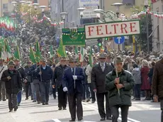 GRUPPO DI FELTRE ADUNATA TRIVENETA DEGLI ALPINI Al raduno Triveneto sfila la sezione di Feltre