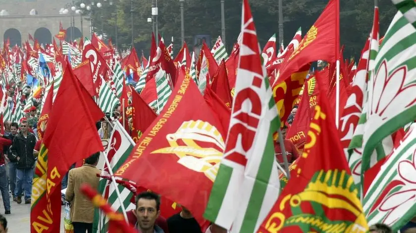 PROTESTA SCIOPERO MANIFESTAZIONE OPERAI METALMECCANICI A VICENZA. FOTO SIMBOLO BANDIERE SINDACATO CGIL CISL UILUna manifestazione sindacale: nel 2006 arriva la Borsa del lavoro