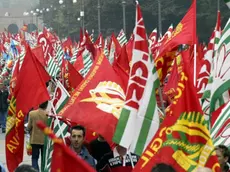 PROTESTA SCIOPERO MANIFESTAZIONE OPERAI METALMECCANICI A VICENZA. FOTO SIMBOLO BANDIERE SINDACATO CGIL CISL UILUna manifestazione sindacale: nel 2006 arriva la Borsa del lavoro