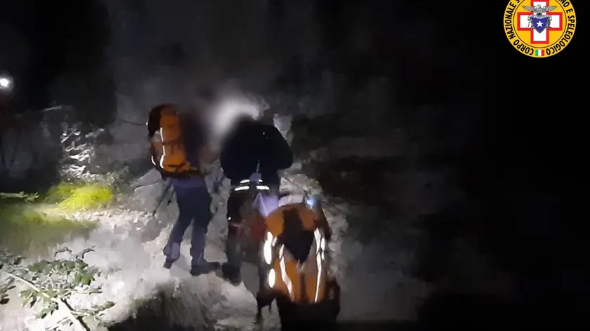 Una squadra del soccorso alpino durante una ricerca notturna