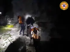 Una squadra del soccorso alpino durante una ricerca notturna