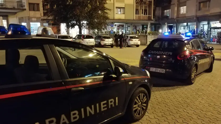 Pattuglie dei carabinieri di Feltre in piazza Isola durante dei controlli serali
