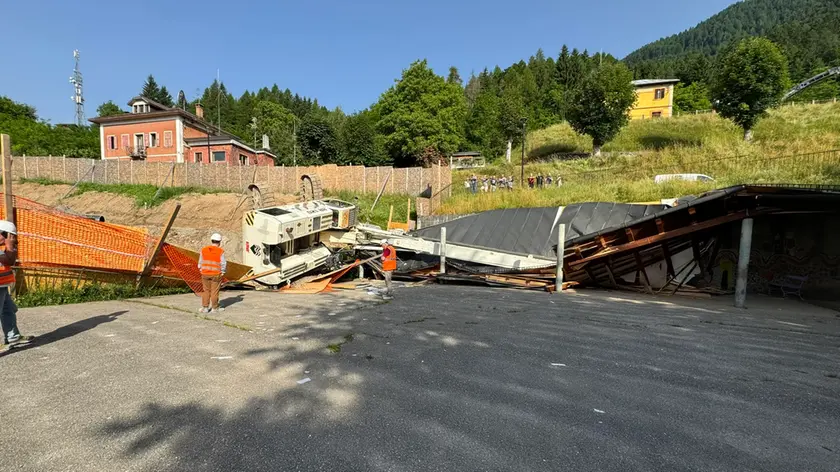 La carotatrice rovesciata e la tettoia del Comune di Valle di Cadore danneggiata (Facebook Marianna Hofer)