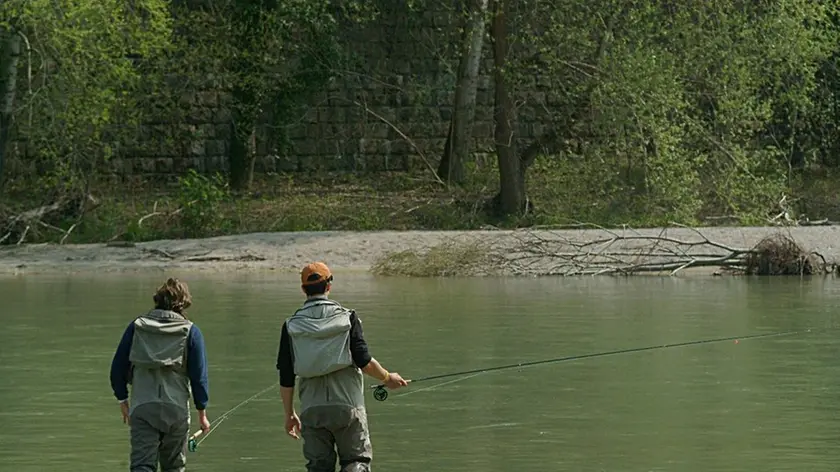 Belluno, 27 aprile 2005, pescatori sul piave a Belluno