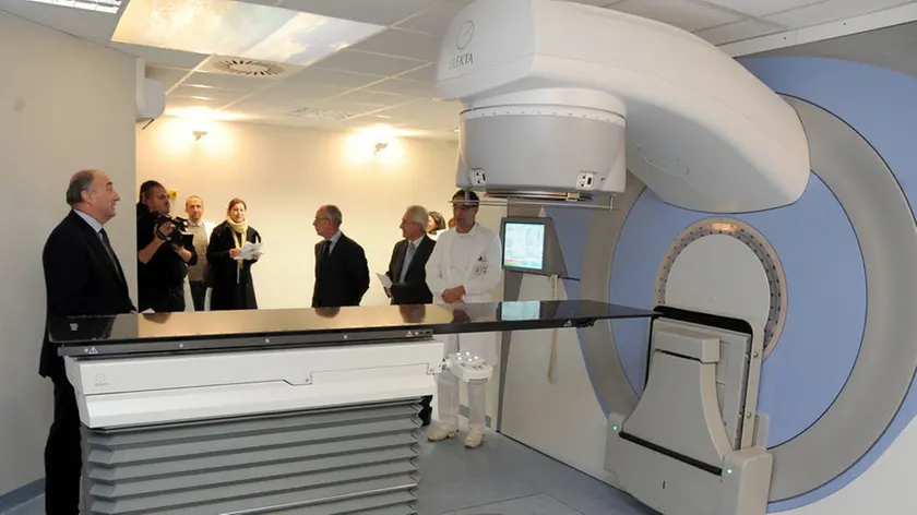 Nuovo acceleratore nell'unita operativa di radioterapia. Il primario Alessandro Testolin