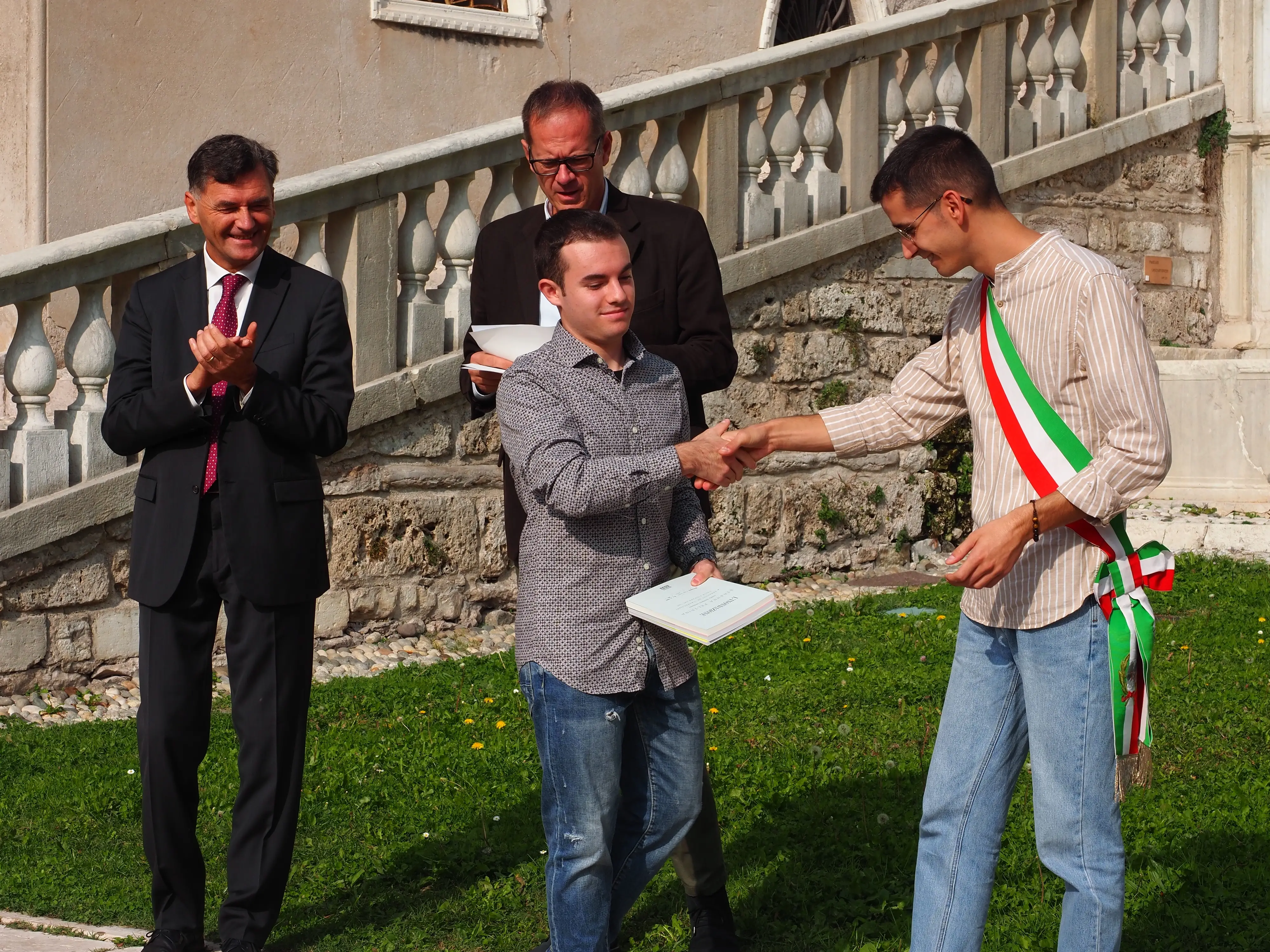 Piazza Maggiore a Feltre ha ospitato la consegna dei riconoscimenti della Famiglia Feltrina agli studenti diplomatisi con il massimo dei voti. La borsa di studio dedicata al medico Michele De Boni è stata conferita a Jessica Mocellin, mamma impegnata negli studi a Scienze infermieristiche