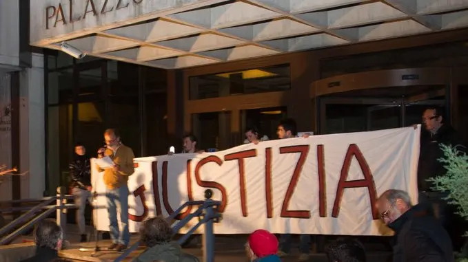 Manifestazione contro le condanne di Reolon e Bogo davanti al palazzo di Giustizia