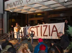 Manifestazione contro le condanne di Reolon e Bogo davanti al palazzo di Giustizia