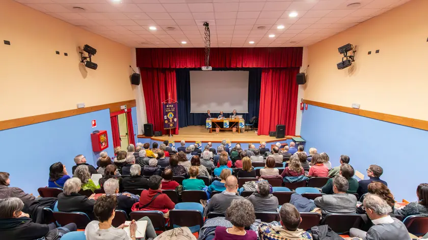 La sala Guarnieri di Pedavena gremita per l'incontro dedicato alle Dat e al testamento biologico