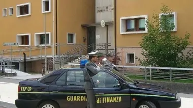 Gli agenti della Guardia di Finanza hanno scovato un traffico illecito di Moncler taroccati