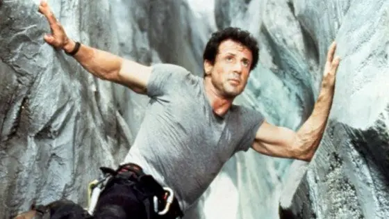 Sylvester Stallone nel ruolo dell'alpinista Gabe Walker nell'originale Cliffhanger