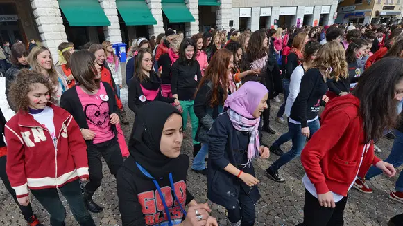 FLASH MOB IN PIAZZA MARTIRI CONTRO LA VIOLENZA SULLE DONNE