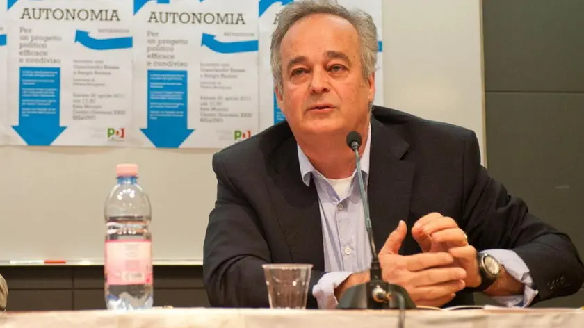 Incontro con Gianclaudio Bressa e Sergio Reolon, organizzato dal PD di Belluno per fare un passo sulla strada dell'autonomia condivisa, concreta e possibile per la nostra Provincia.Si presenta la legge costituzionale presentata dal Pd e i passi avanti per l'autonomia nello statuto regionale. Gianclaudio Bressa