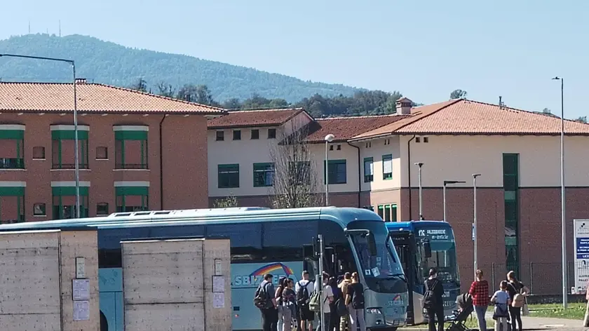Studenti alla stazione degli autobus a Feltre