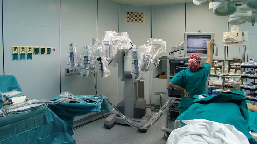 20081203 - PISA- HTH- TRAPIANTI: IN CENTRO PISA, PRONTI CON ROBOT ANCHE PER FEGATO - Le braccia meccaniche di un robot, comandate da una consolle da un chirurgo che hanno aiutato per la prima volta ad effettuare alcune fasi di prelievo e trapianto di un rene da un donatore vivente. L'operazione, unica in Italia e la seconda in Europa, e' stata effettuata dall'equipe del professor Ugo Boggi a Pisa, lo stesso chirurgo che un anno fa ..effettuo' con successo il primo trapianto di rene crociato in Italia fra tre coppie affettive biologicamente non compatibili. FRANCO SILVI/ ANSA/ COC