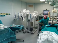 20081203 - PISA- HTH- TRAPIANTI: IN CENTRO PISA, PRONTI CON ROBOT ANCHE PER FEGATO - Le braccia meccaniche di un robot, comandate da una consolle da un chirurgo che hanno aiutato per la prima volta ad effettuare alcune fasi di prelievo e trapianto di un rene da un donatore vivente. L'operazione, unica in Italia e la seconda in Europa, e' stata effettuata dall'equipe del professor Ugo Boggi a Pisa, lo stesso chirurgo che un anno fa ..effettuo' con successo il primo trapianto di rene crociato in Italia fra tre coppie affettive biologicamente non compatibili. FRANCO SILVI/ ANSA/ COC