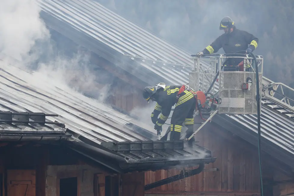 Incendio di una casa a Vallesella di Domegge di Cadore in via Piduel.