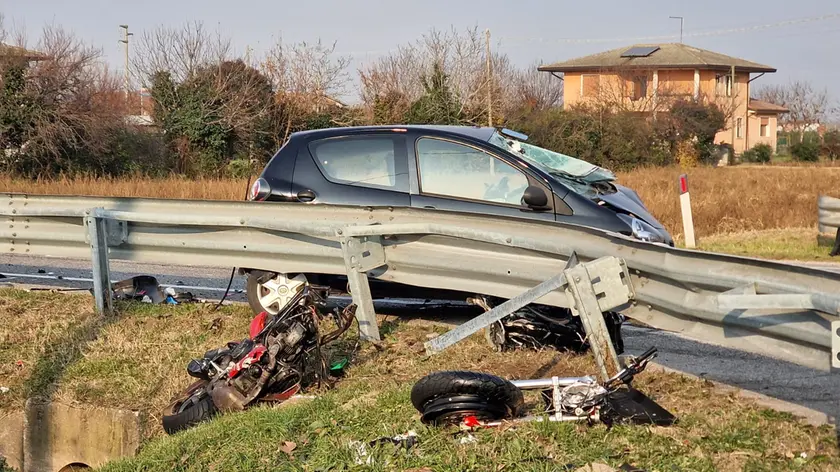 La moto del diciottenne spezzata in due nell'incidente a Vedelago (foto Macca)