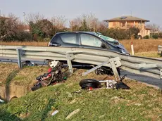 La moto del diciottenne spezzata in due nell'incidente a Vedelago (foto Macca)