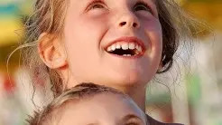 Immagini di sorrisi di bambini al centro di una mostra all’Iti Segato