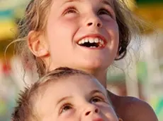 Immagini di sorrisi di bambini al centro di una mostra all’Iti Segato