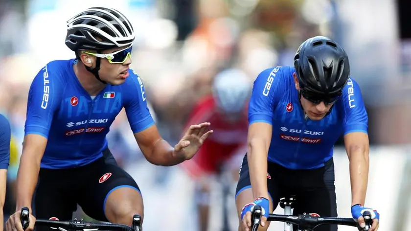 epa06221375 Second placed Italian rider Luca Rastelli (R) and his third placed compatriot Michele Gazzoli react after crossing the finish line during the UCI Cycling Road World Championships Men Junior Race in Bergen, Norway, 23 September 2017. EPA/CORNELIUS POPPE NORWAY OUT