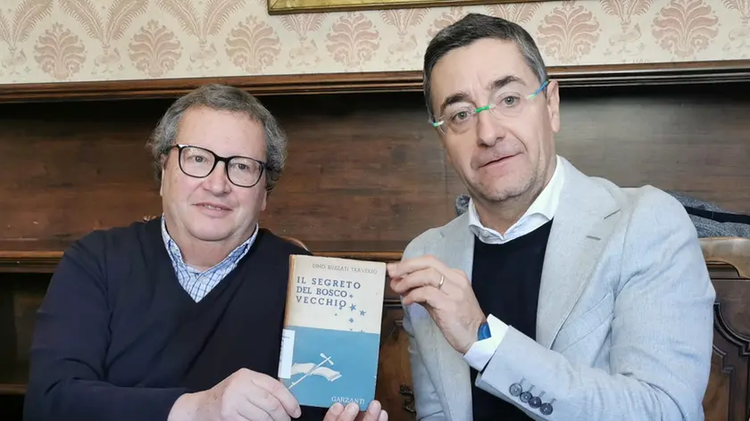 Grazioli e Addamiano con il libro preso dalla biblioteca di Belluno