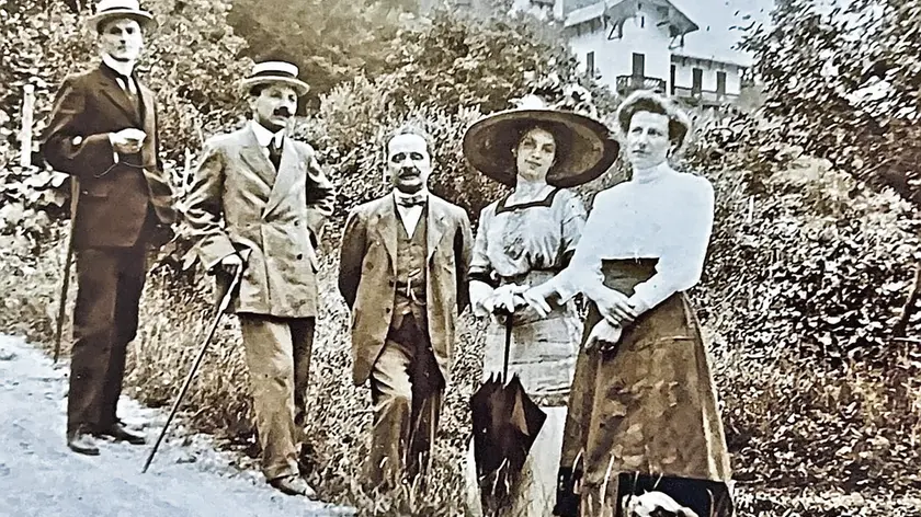 Luigi Basso al centro a Villa del Telva a Feltre(foto su concessione di Libero Zugni Tauro)