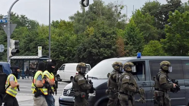 epa05437039 Special police forces rush to the scene at a shopping centre where a shooting was taking place in Munich, Germany, 22 July 2016. Several people were reported dead by the police and several more injured after a shooting in the Olympia shopping centre in Munich. EPA/MATTHIAS BALK