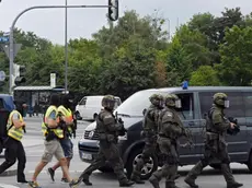 epa05437039 Special police forces rush to the scene at a shopping centre where a shooting was taking place in Munich, Germany, 22 July 2016. Several people were reported dead by the police and several more injured after a shooting in the Olympia shopping centre in Munich. EPA/MATTHIAS BALK