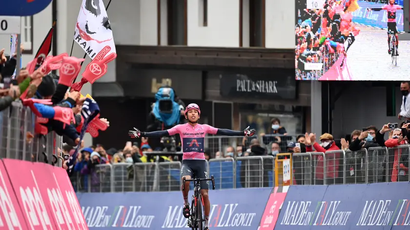 Egan Bernal in maglia rosa a Cortina nello scorso maggio