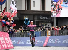 Egan Bernal in maglia rosa a Cortina nello scorso maggio