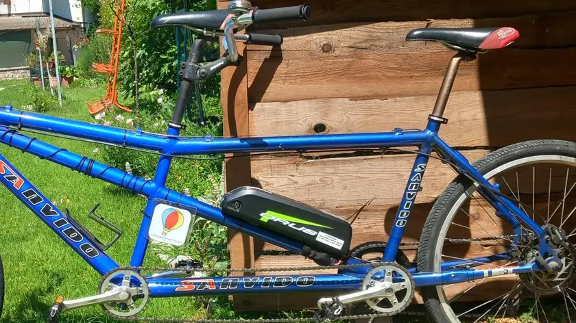 Il tandem con il kit del motore elettrico installato e il logo dell’associazione La mongolfiera di Giorgia