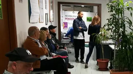 La coda di attesa in un centro di assistenza fiscale