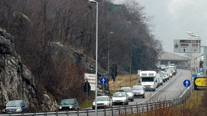 Longarone 09 gennaio 2005, solita coda di traffico per il rientro dalle piste da sci, statale alemagna - ARBOIT A PAGINA 17