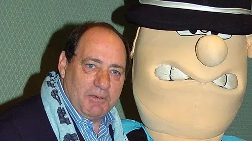 Giorgio Chinaglia con un pupazzo della Lazio, fotografato a Roma all'Hotel Clodio di Roma il 19 ottobre 2005. ANSA/TEDESCHI
