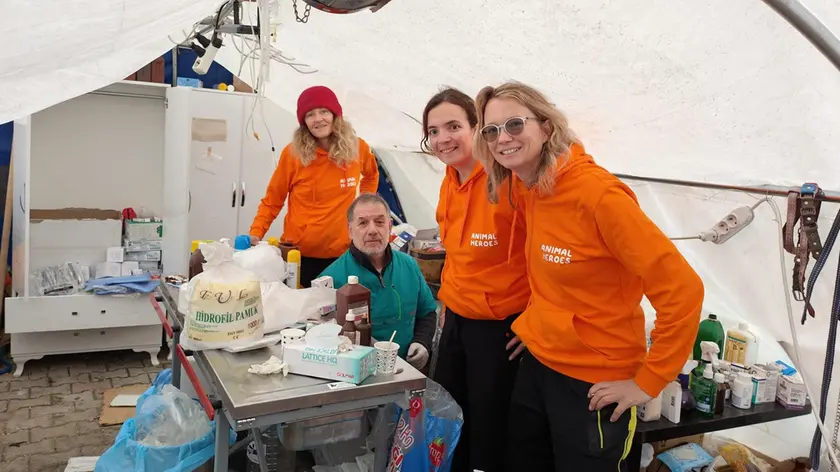 Il veterinario Fabrizio Frison e le volontarie di Animal Heroes in Turchia