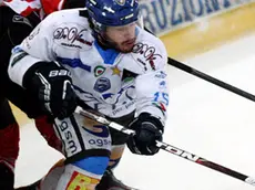 Felicetti Luca contro Tomko Slavomir. Cortina contro Valpellice, allo Stadio Olimpico di Cortina d'Ampezzo, gara due delle semifinali del Campionato Italiano di Hockey su Ghiaccio della stagione 2012/2013.