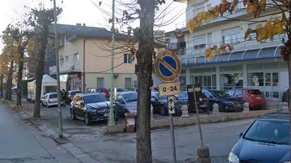 La zona di via Vittorio Veneto in cui il giovane è caduto di notte