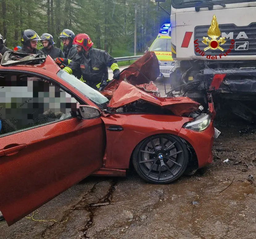 I vigili del fuoco mentre mettono in sicurezza l'auto distrutta a Malga Ciapela