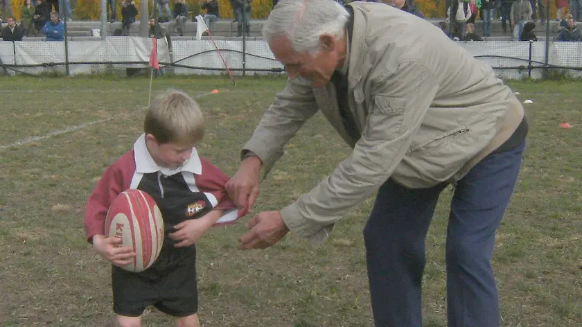 Dario Palminteri, fondatore del Rugby Feltre, con un piccolo giocatore