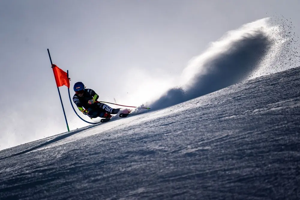 Ben due turni di allenamento in vista dei prossimi Mondiali di Courchevel mercoledì mattina 1 febbraio in Val di Fassa su LaVolata, Ski Area San Pellegrino, ormai riconosciuta come pista top della velocità mondiale. Allenamento prima di discesa alle prime luci dell’alba per le atlete norvegesi (Mowinckel e Kajsa Vickhoff Lie), insieme a loro le nostre Nadia e Nicol Delago e le statunitensi Breezy Johnson e Isabella Wright. A seguire, dopo la ritracciatura a cura dello staff tecnico italiano (presenti Gianluca Rulfi e Giovanni Feltrin), si sono presentate al cancelletto di partenza del tracciato di superG, Sofia Goggia, Mikaela Shiffrin e Alice Robinson. Una folla di fan appassionati ha atteso ad ogni giro queste tre regine dello sci alpino, che saranno sicuramente tra le protagoniste dei prossimi Campionati Mondiali nelle rispettive discipline. Grande entusiasmo come sempre per Sofia Goggia e anche per la regina incontrastata Mikaela Shiffrin. Giovedì continuano gli allenamenti sulle piste azzurre della Val di Fassa, con alcune velociste sempre su LaVolata, mentre altre atlete si alleneranno di gigante e speciale allo Ski Stadium a Pozza di Fassa. Foto di Ralf Brunel.
