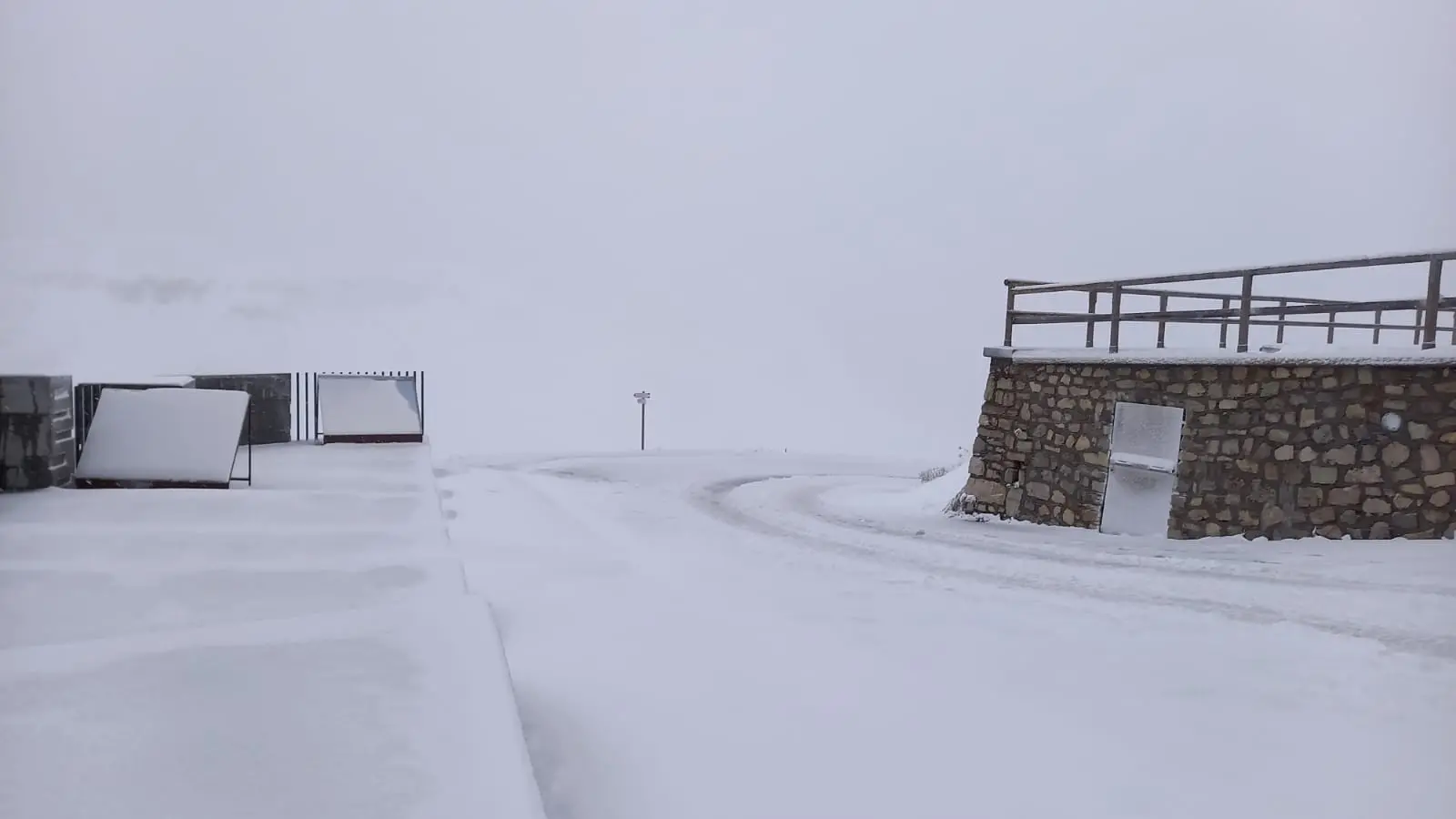 Crollo delle temperature e cime imbiancate nella notte tra venerdì e sabato 17 settembre. Le immagini dai rifugi, dal Sellaronda bike day, dal Cai e dagli appassionati