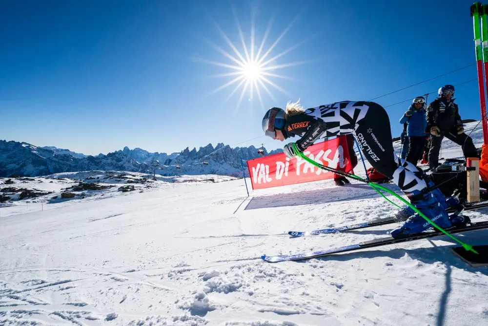 Ben due turni di allenamento in vista dei prossimi Mondiali di Courchevel mercoledì mattina 1 febbraio in Val di Fassa su LaVolata, Ski Area San Pellegrino, ormai riconosciuta come pista top della velocità mondiale. Allenamento prima di discesa alle prime luci dell’alba per le atlete norvegesi (Mowinckel e Kajsa Vickhoff Lie), insieme a loro le nostre Nadia e Nicol Delago e le statunitensi Breezy Johnson e Isabella Wright. A seguire, dopo la ritracciatura a cura dello staff tecnico italiano (presenti Gianluca Rulfi e Giovanni Feltrin), si sono presentate al cancelletto di partenza del tracciato di superG, Sofia Goggia, Mikaela Shiffrin e Alice Robinson. Una folla di fan appassionati ha atteso ad ogni giro queste tre regine dello sci alpino, che saranno sicuramente tra le protagoniste dei prossimi Campionati Mondiali nelle rispettive discipline. Grande entusiasmo come sempre per Sofia Goggia e anche per la regina incontrastata Mikaela Shiffrin. Giovedì continuano gli allenamenti sulle piste azzurre della Val di Fassa, con alcune velociste sempre su LaVolata, mentre altre atlete si alleneranno di gigante e speciale allo Ski Stadium a Pozza di Fassa. Foto di Ralf Brunel.