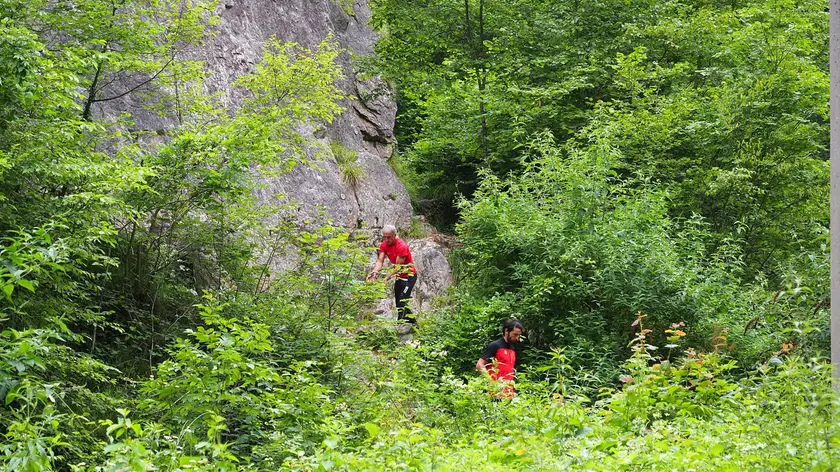Gli uomini del Soccorso alpino di Feltre alla base della parete di roccia teatro dell'incidente