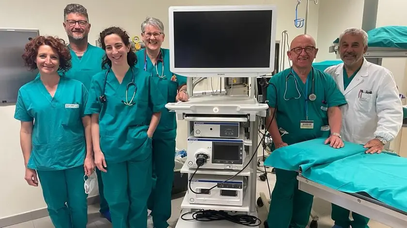 L'éequipe del reparto di Pneumologia dell'ospedale di Feltre diretta dal dottor Stefano Calabro con la colonna endoscopica